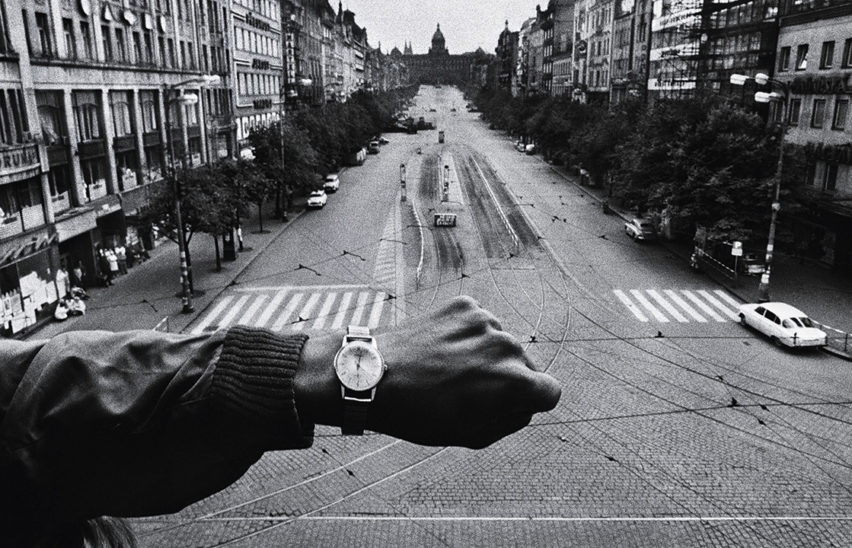 Invasion of Prague photo Josef Koudelka
