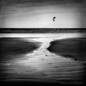 Plage en noir et blanc photo