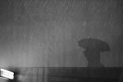 "Tout ce que nous voyons n'est qu'une ombre projetée par les choses que nous ne voyons pas." Parapluie ombre pluie silhouette noir et blanc
