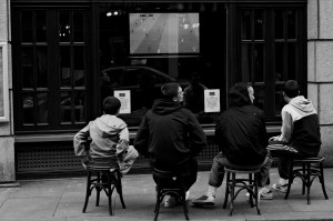Le foot, c'est sacré Le foot, c'est sacré photo de rue noir et blanc