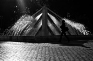 Ne jamais dire fontaine noir et blanc photo de rue