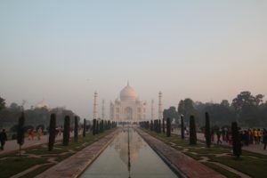 Taj Mahal perspective distance loin