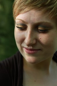 portrait femme cheveux courts blonde