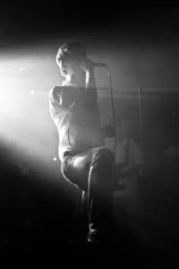 photo concert noir et blanc chanteur