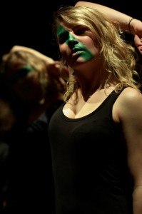 photo portrait femme cheveux blonde peinture verte visage