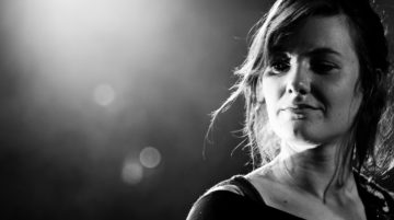 photo de concert femme noir et blanc contre jour