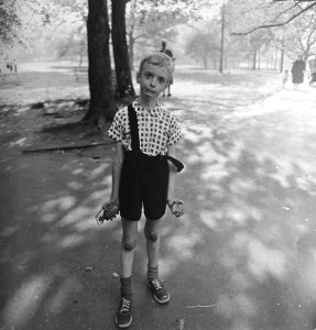 photo enfant jouet central park noir et blanc