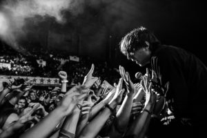 photo concert foule basse lumière sous Lightroom