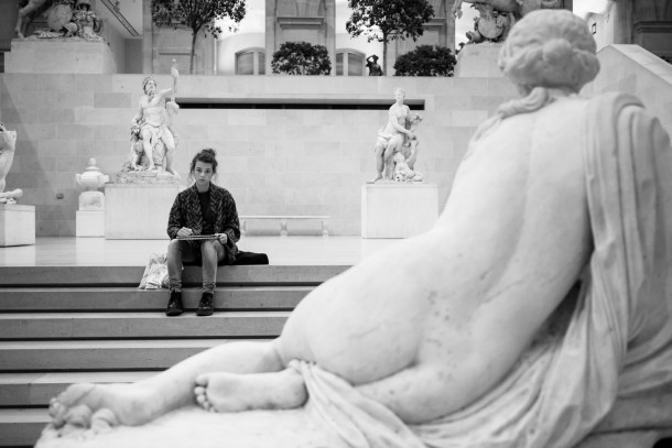 "Le dessin est la probité de l'art." - Ingres photo musée statues femme qui dessine noir et blanc