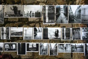 Photos noir et blanc de Lisbonne sur mur en pierre. Exposition photo, voyage Portugal.