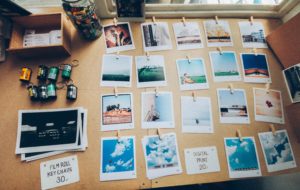 Comment classer ses photos : Planche avec photos imprimées et bobines de film.
