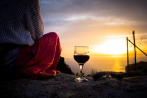 verre de vin coucher de soleil mer méditation yoga zen