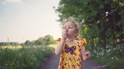 photo fillette enfant blonde campagne fleur chemin nature