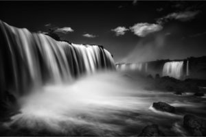 cascade pose longue noir et blanc photo