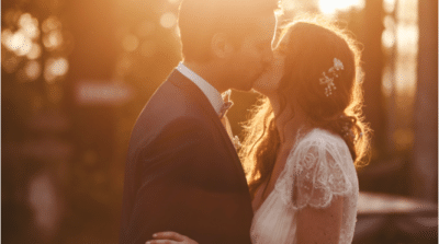 couple mariage photo coucher de soleil robe