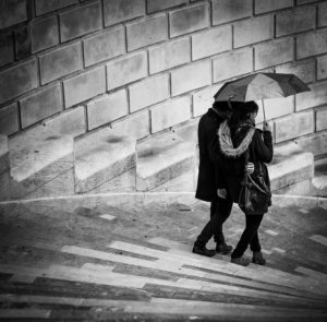 couple escalier noir et blanc