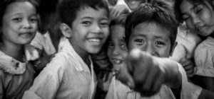 Photo de voyage : enfants souriants. Apprendre la photo pour des images qui sortent du lot.