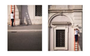 Série photo Rome: Homme sur échelle devant bâtiment ancien. Architecture romaine, fenêtres grillagées, ombre d'échelle.