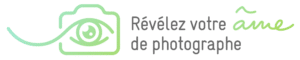 Logo Révélez votre âme de photographe. Oeil dans appareil photo. Cours photo en ligne pour débutants et experts.