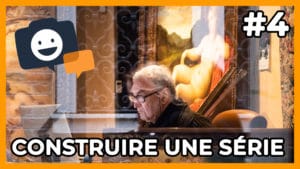 Construire une série #4 : réflexions vénitiennes. Homme devant une peinture à Venise.