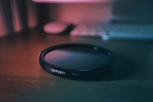 Filtre photo Tiffen 77mm. Choisir le bon filtre UV, polarisant ou densité neutre (ND) pour la photographie.