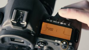 Réglage de l'ISO sur un appareil photo. Mode de mesure de la lumière, photographie, exposition, ISO 200.