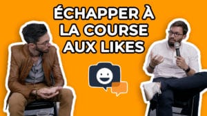 Échapper à la course aux likes : discussion IPP#1 avec 2 hommes sur fond orange.