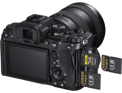 Sony A7 IV avec son double slot dont l'un accepte les CFexpress type A