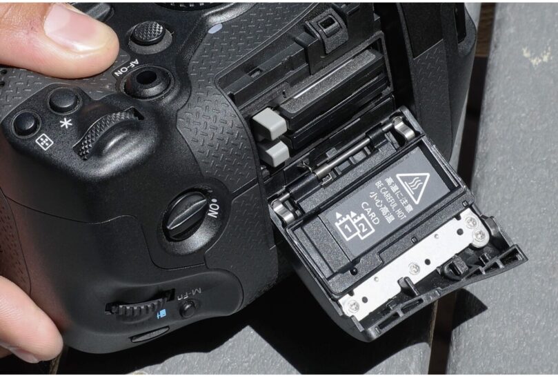 Canon EOS R1 avec le double slot CFexpress Type B