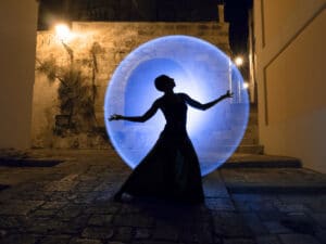 Light painting : femme silhouette halo lumineux bleu. Tutoriel photo lightpainting effet spécial.