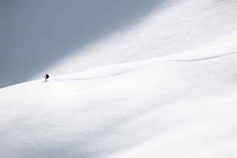 Un skieur au milieu d'une étendue de neige blanche