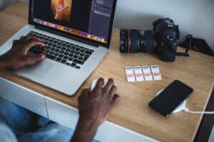 Formation photo : ordinateur, appareil photo, cartes mémoire Samsung, smartphone en charge.