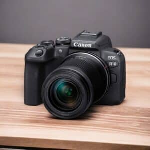 Canon EOS R10 avec objectif. Appareil photo numérique Canon R10 sur une table en bois.