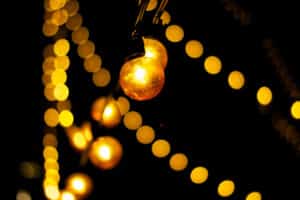 Lumières féériques bokeh. Profondeur de champ et flou d'arrière-plan pour zone de netteté maîtrisée.