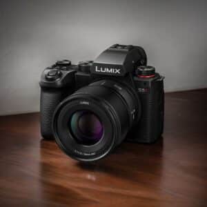Panasonic Lumix S5 II, appareil photo hybride plein format. Boîtier noir avec objectif.