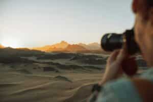 Appareil photo hybride devant paysage