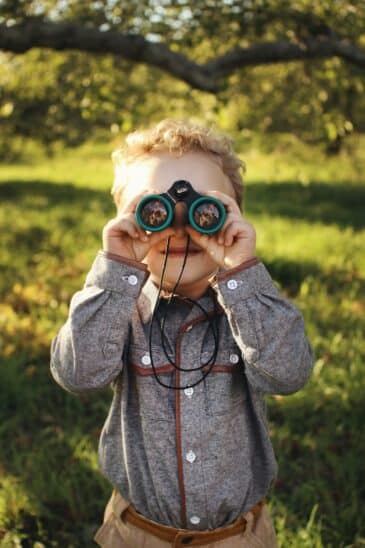 enfant avec jumelles