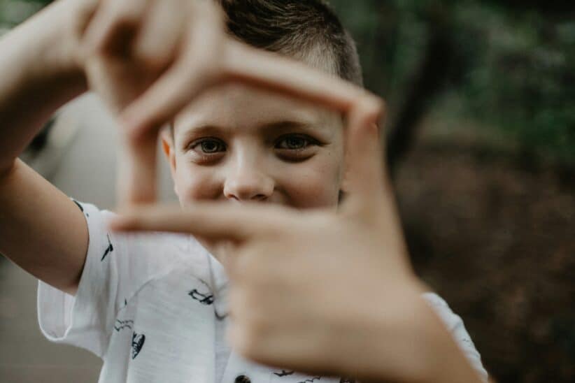 Enfant cadrant une image avec ses mains