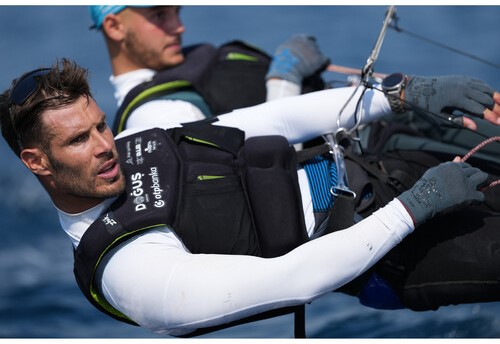 Voileurs en action avec Sony A1 II. Équipage de voile professionnel en compétition. Navigateurs de course concentrés.