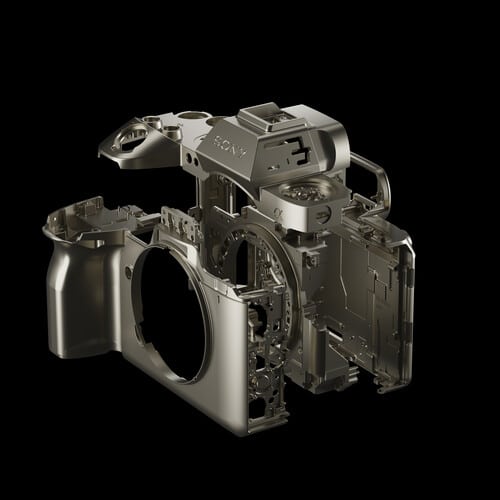 Vue éclatée du Sony A1 II, dévoilant l'intérieur complexe de l'appareil photo hybride haut de gamme. Détails métalliques précis.