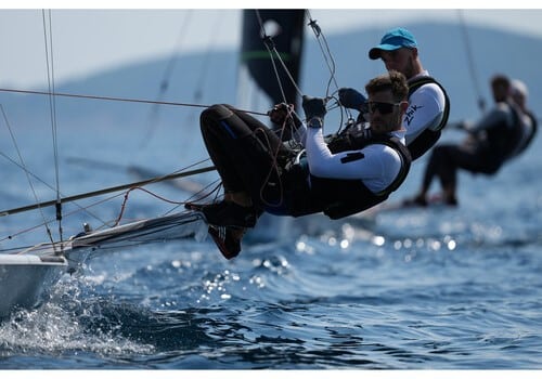 Voileurs en action sur un dériveur, Sony A1 II, compétition de voile, sports nautiques, catamaran rapide, équipage dynamique.
