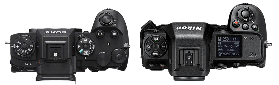Sony A1 II et Nikon Z8 comparées. Vue du dessus des appareils photo hybrides haut de gamme, détails des boutons et molettes.