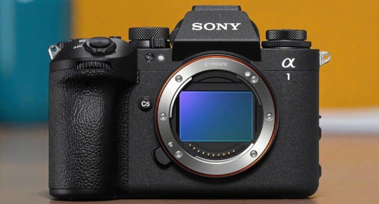 Sony A1 II vue de face. Appareil photo numérique hybride plein format haut de gamme, monture E. Performance et qualité d'image exceptionnelles.