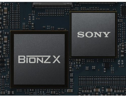 Processeur BIONZ X et Sony RX10 IV pour une qualité d'image exceptionnelle et des performances rapides.