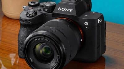 Sony A7 V avec objectif, appareil photo hybride plein format pour les photographes et vidéastes.