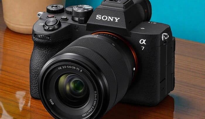 Sony A7 V avec objectif, appareil photo hybride plein format pour les photographes et vidéastes.