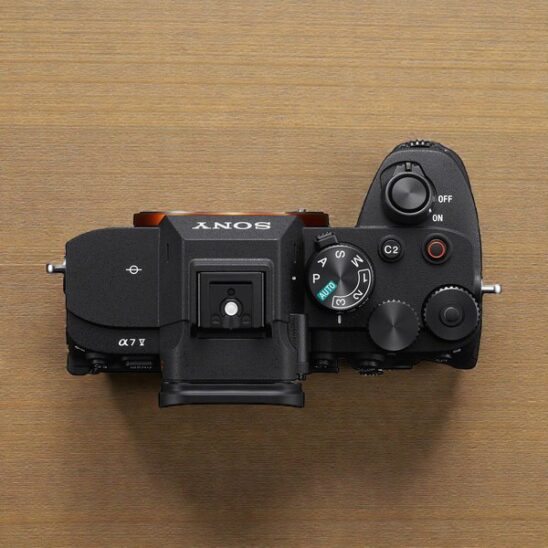 Vue de dessus du Sony A7 V, appareil photo hybride de haute qualité pour les passionnés de photographie.