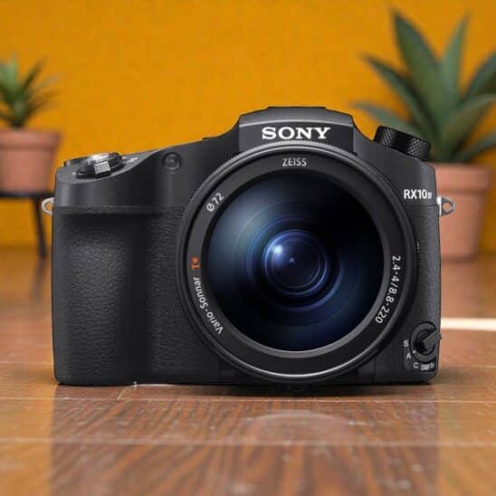 Sony RX10 IV : appareil photo bridge haut de gamme avec zoom puissant et optique Zeiss, idéal pour les photographes exigeants.