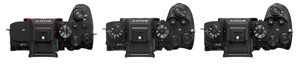 Sony A7 V, Sony A1 II et Sony A9 III : vue de dessus des appareils photo hybrides, molettes de contrôle et design comparé.