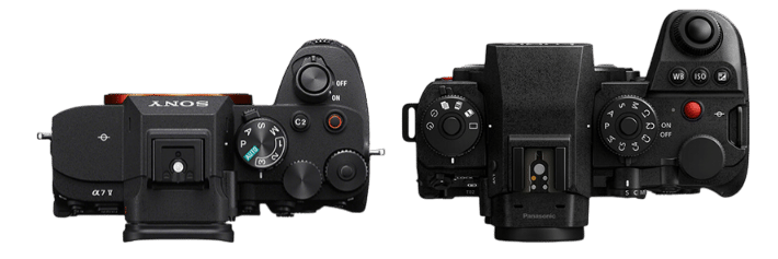 Sony A7 V et Panasonic Lumix S1 II vue de dessus. Comparaison des commandes de ces appareils photo hybrides plein format.